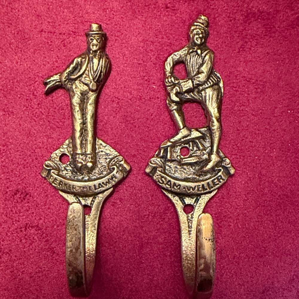 Set of 4 antique brass hooks  - Charles Dickens characters. - Picture 4 of 14